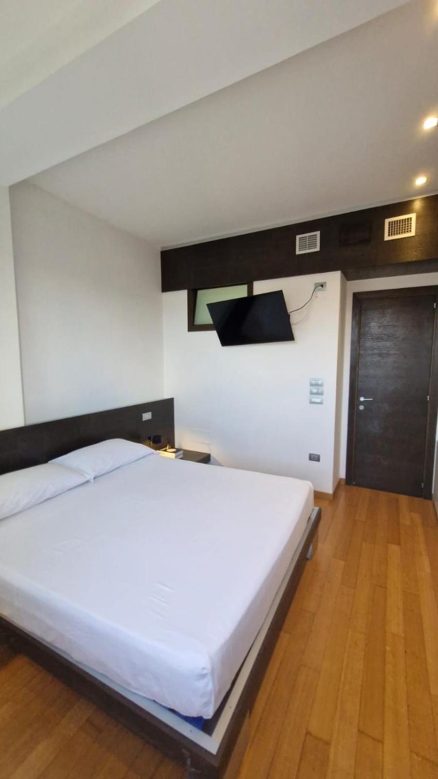Attico Reale - In Centro, Tra Stazione E Bari Vecchia Apartment Exterior foto